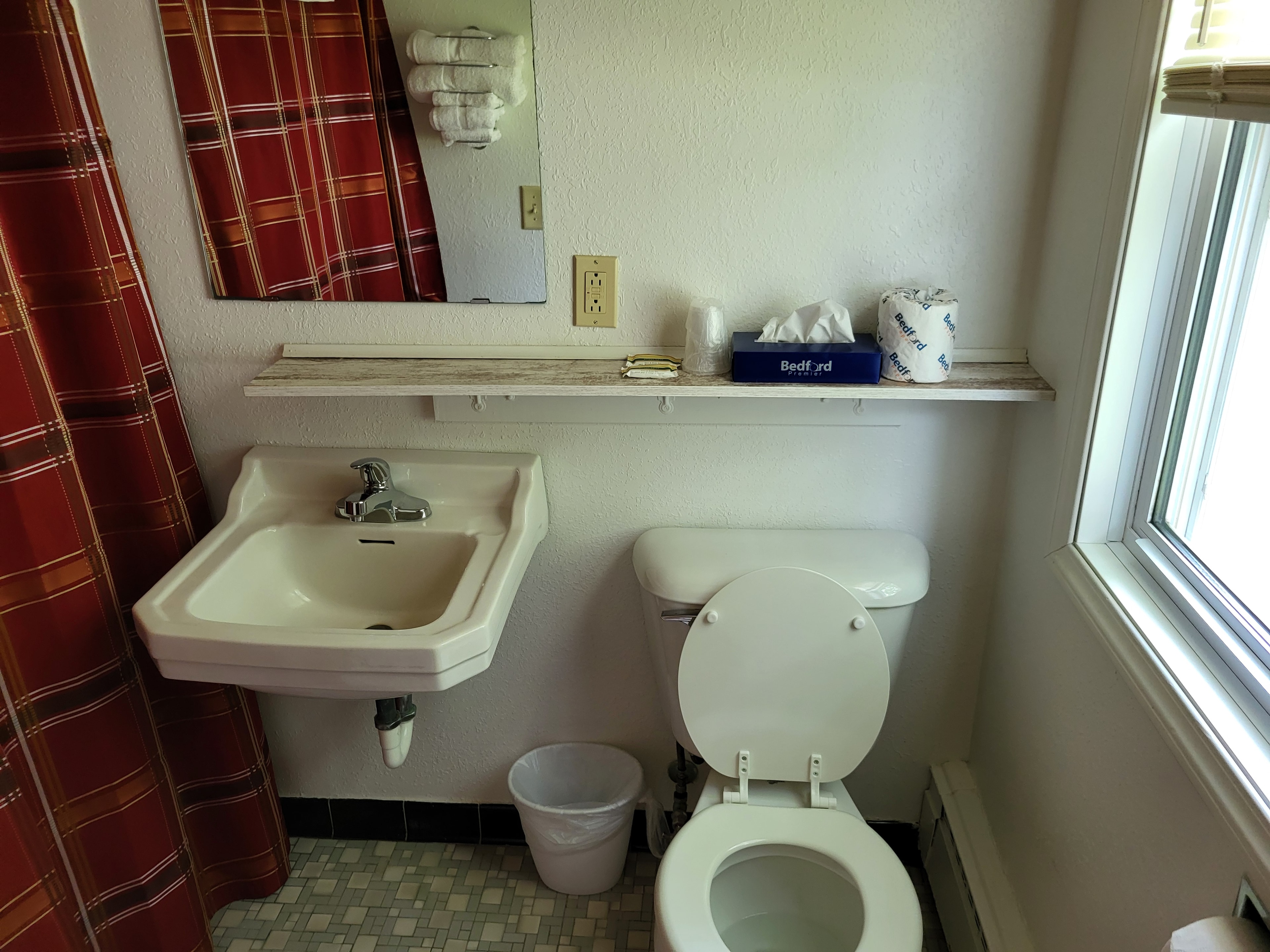 Pine Wood Motel Room 6 — room overview