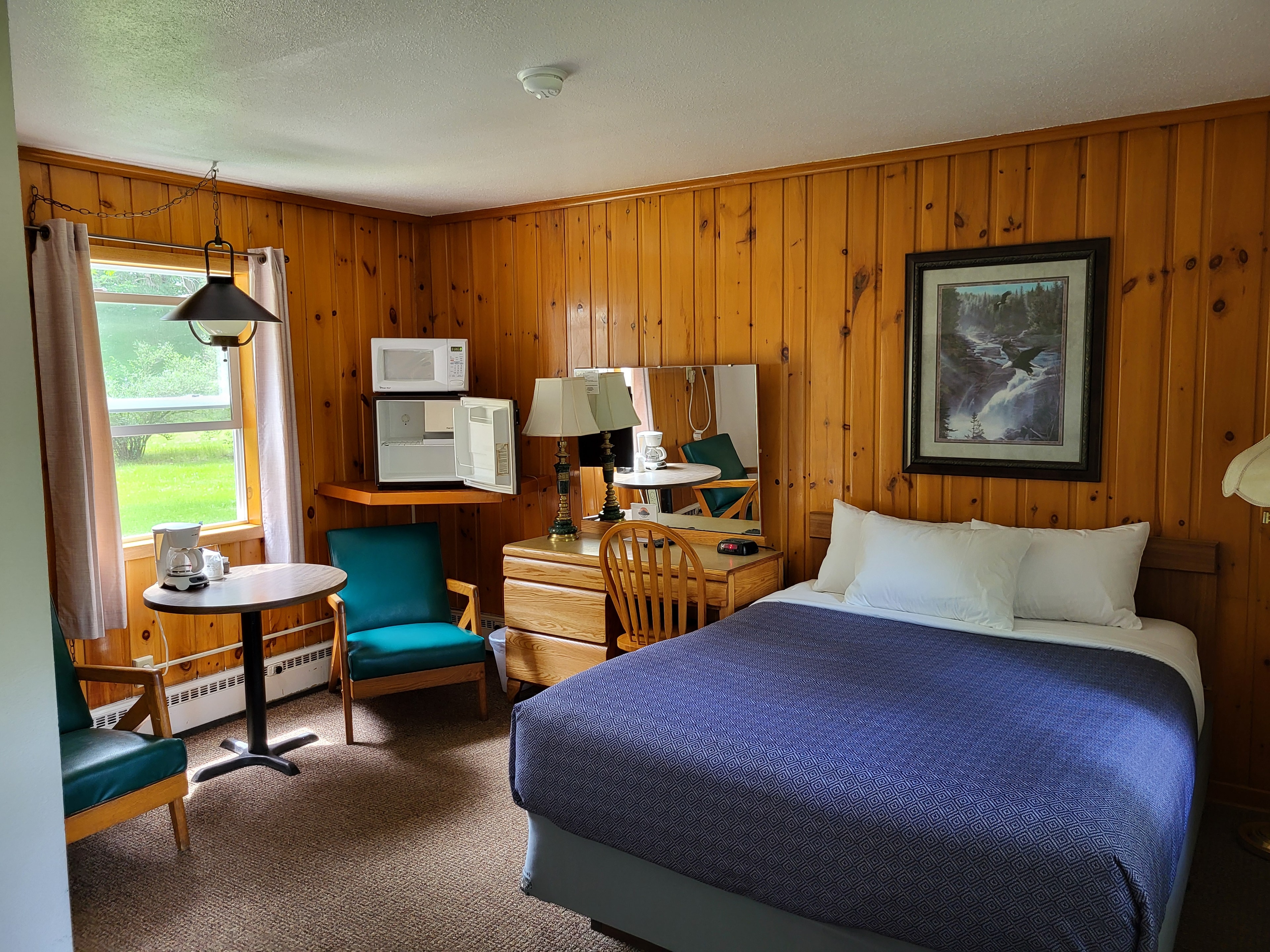 Pine Wood Motel Room 8 — lodge-style room